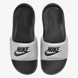Nike Shapka WMNS VICTORI ONE SLIDE 