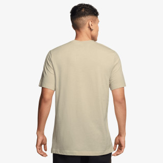 Produkte M NSW TEE 12MO FUTURA SP25 