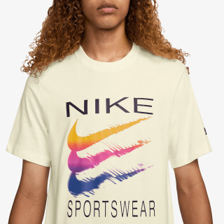 Produkte M NSW TEE 6MO SWSH SP25 
