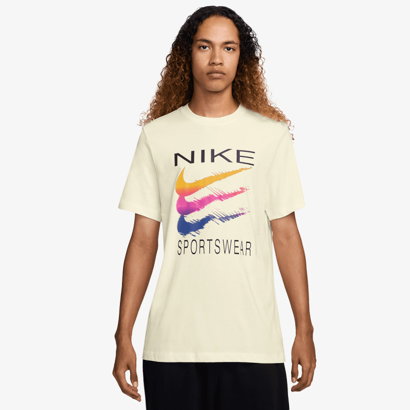 Produkte M NSW TEE 6MO SWSH SP25 